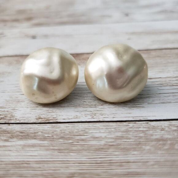 Vintage Clip On Earrings Uneven Surface Cream Tone Circle Stamped JAPAN - Picture 1 of 4